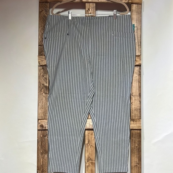 Maurices pinstripe crop pants. High rise. Size 2X. NWT. - Picture 1 of 7